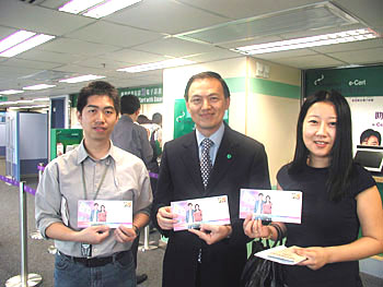 香港邮政署长蒋任宏先生巡视香港铜锣湾伊利沙伯大厦内的电子证书服务柜台